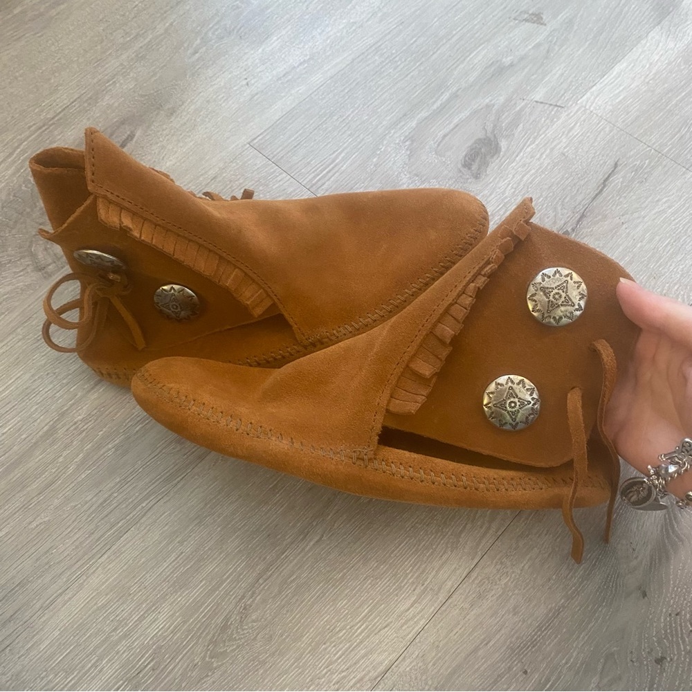 brand new women brown soft suede leather Minnetonka moccasin ankle bootie size 8